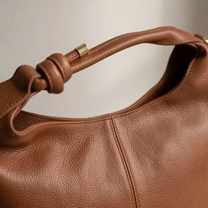 Borsa hobo donna con nodo sul manico e tracolla marrone cuoio - dettaglio del nodo sul manico