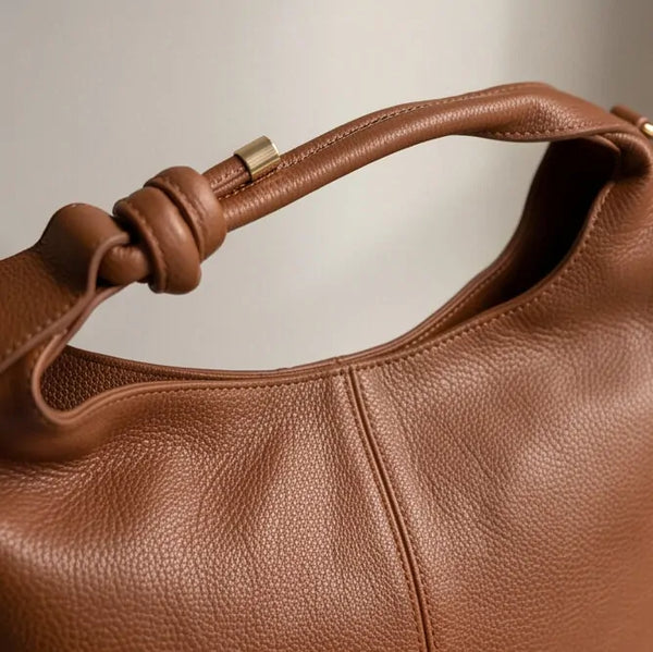 Borsa hobo donna con nodo sul manico e tracolla marrone cuoio - dettaglio del nodo sul manico