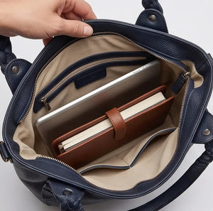 Borsa donna arrotondata con manici intrecciati e tracolla blu scuro - vista dell'interno