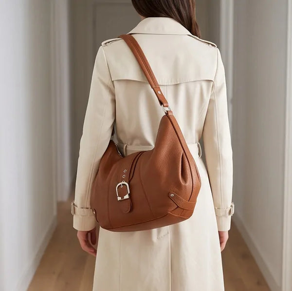 Borsa hobo donna con fibbia frontale e tracolla marrone cuoio - borsa indossata a tracolla