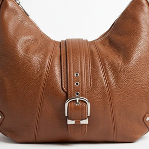 Borsa hobo donna con fibbia frontale e tracolla marrone cuoio - dettaglio frontale
