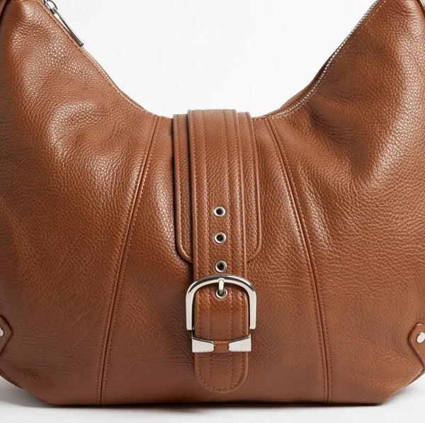 Borsa hobo donna con fibbia frontale e tracolla marrone cuoio - dettaglio frontale