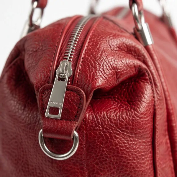 Borsa donna a mano con profilo sagomato e tracolla rosso - dettaglio della zip