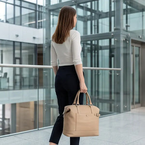 Borsa donna a mano con tasca frontale e tracolla beige - borsa portata a mano