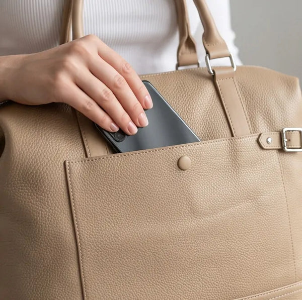 Borsa donna a mano con tasca frontale e tracolla beige - dettaglio della tasca frontale