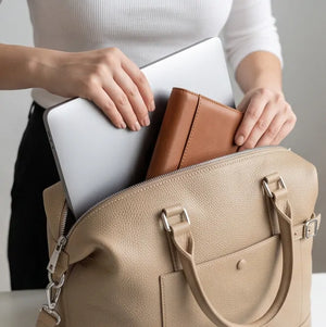 Borsa donna a mano con tasca frontale e tracolla beige - vista dell'apertura