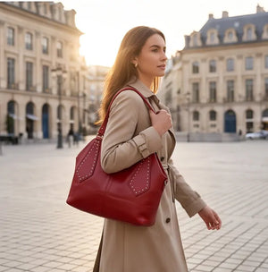 Borsa shopper donna a spalla con borchie e tracolla rosso - borsa indossata a spalla