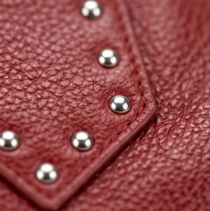 Borsa shopper donna a spalla con borchie e tracolla rosso - dettaglio delle borchie