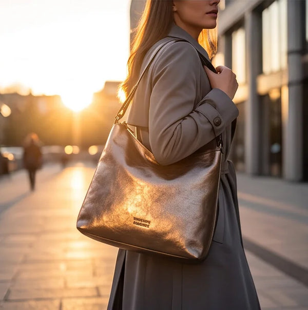 Borsa hobo Nazareno Gabrielli a spalla e tracolla - Indossata al tramonto