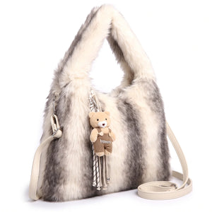 Shopper pelosa in pelliccia sintetica H529, colore beige scuro, vista su sfondo bianco
