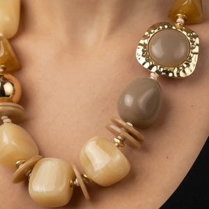 Sabbia Dorata - Girocollo collana Grande Asimmetrico con Elementi Geometrici Beige e Dettagli Oro