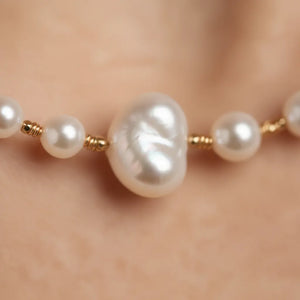 Le Nuvola innamorata - Collana Girocollo di Perle Barocche a forma di cuore e Sferiche con Catenina color Oro da Donna