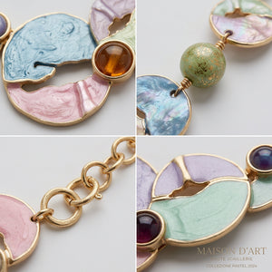 Le Macaron - Collana Geometrica Astratta colore Oro con Smalto resina Rosa, Lilla e Azzurro