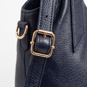 Borsa donna arrotondata con manici intrecciati e tracolla con nodo