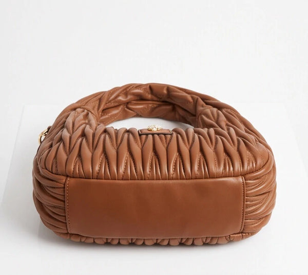 Borsa a bauletto PERSONALIZZATA con lettera in ottone tracolla casual simil pelle trapuntata arricciata bauletto mezzaluna