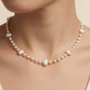 Le Nuvola innamorata - Collana Girocollo di Perle Barocche a forma di cuore e Sferiche con Catenina color Oro da Donna