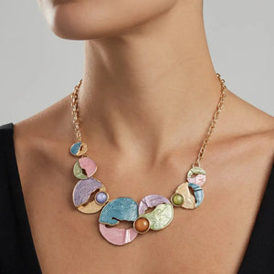 Le Macaron - Collana Geometrica Astratta colore Oro con Smalto resina Rosa, Lilla e Azzurro
