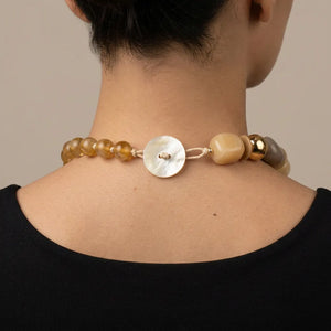 Sabbia Dorata - Girocollo collana Grande Asimmetrico con Elementi Geometrici Beige e Dettagli Oro
