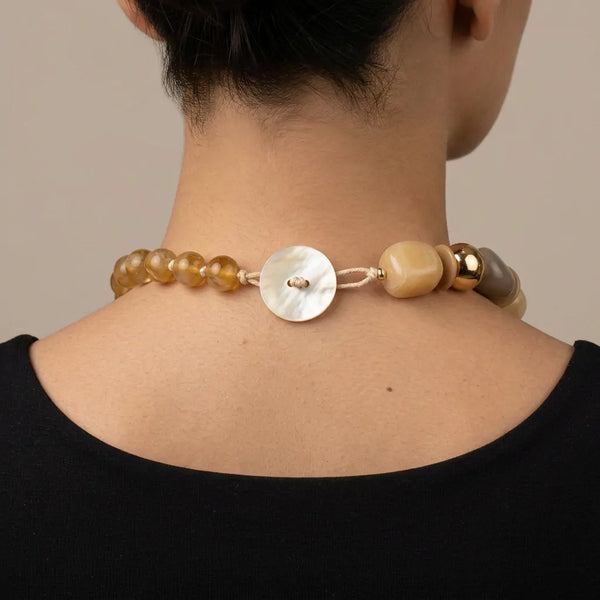 Sabbia Dorata - Girocollo collana Grande Asimmetrico con Elementi Geometrici Beige e Dettagli Oro