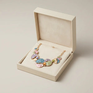 Le Macaron - Collana Geometrica Astratta colore Oro con Smalto resina Rosa, Lilla e Azzurro
