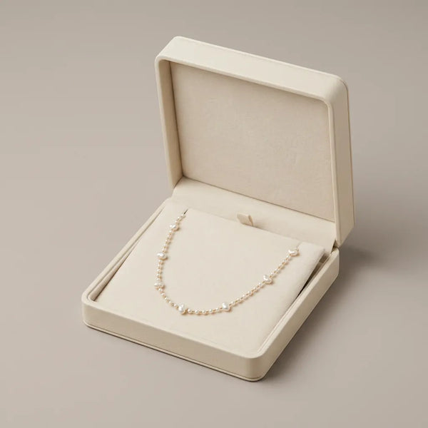 Le Nuvola innamorata - Collana Girocollo di Perle Barocche a forma di cuore e Sferiche con Catenina color Oro da Donna