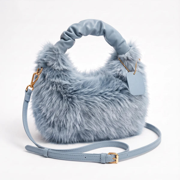 Mini bag in ecopelliccia 903, azzurro polvere, vista su sfondo bianco