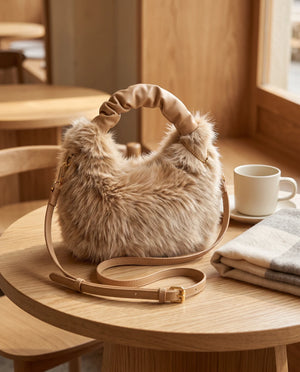 Mini bag in ecopelliccia 903, beige naturale, ambientata al caffè
