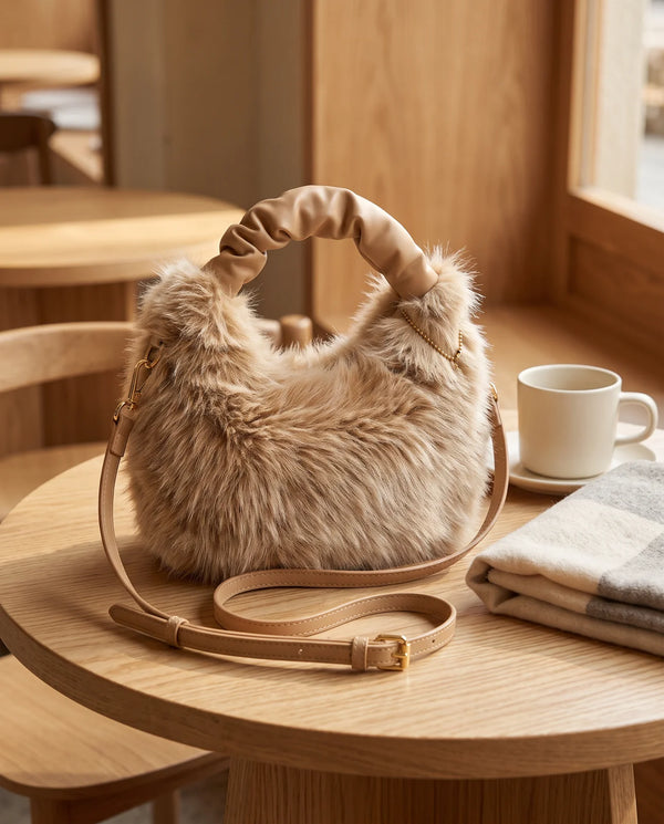 Mini bag in ecopelliccia 903, beige naturale, ambientata al caffè