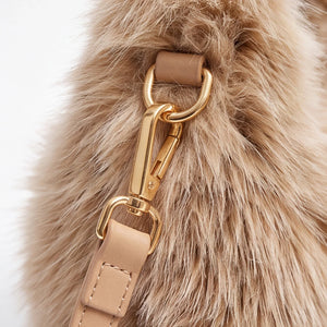 Mini bag in ecopelliccia 903, beige naturale, dettaglio attacco tracolla