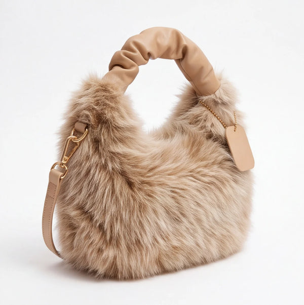 Mini bag in ecopelliccia 903, beige naturale, vista di tre quarti
