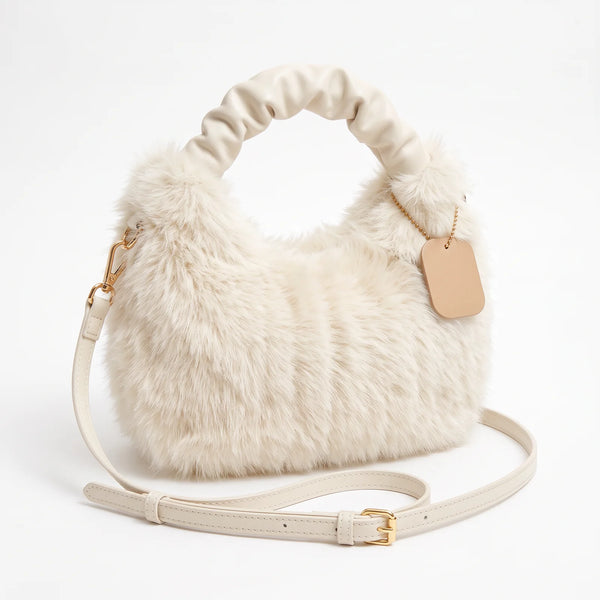 Mini bag in ecopelliccia 903, bianco panna, vista su sfondo bianco