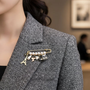 Spilla da Donna Elegante con Perle e Charms Parigi — Spilla Fashion Dorata