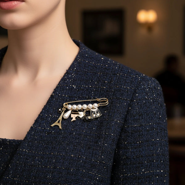 Spilla da Donna Elegante con Perle e Charms Parigi — Spilla Fashion Dorata