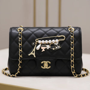 Spilla da Donna Elegante con Perle e Charms Parigi — Spilla Fashion Dorata