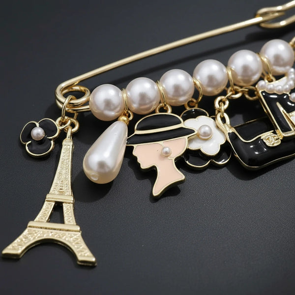 Spilla da Donna Elegante con Perle e Charms Parigi — Spilla Fashion Dorata