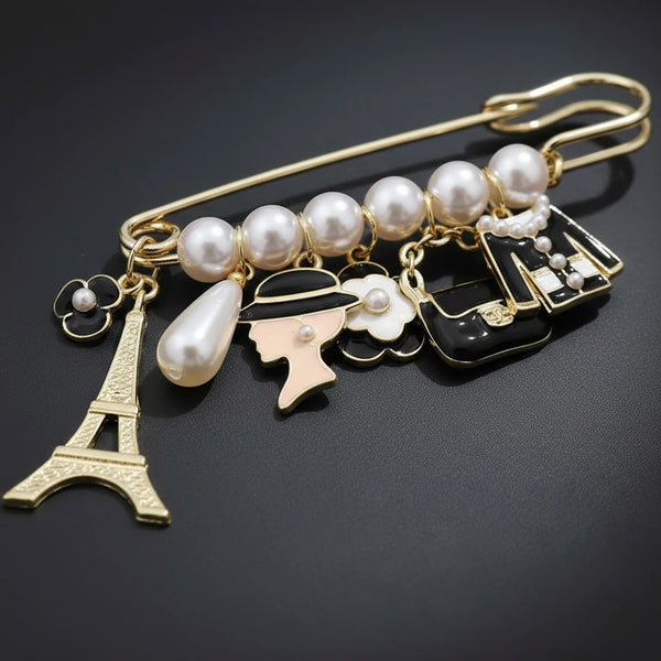 Spilla da Donna Elegante con Perle e Charms Parigi — Spilla Fashion Dorata