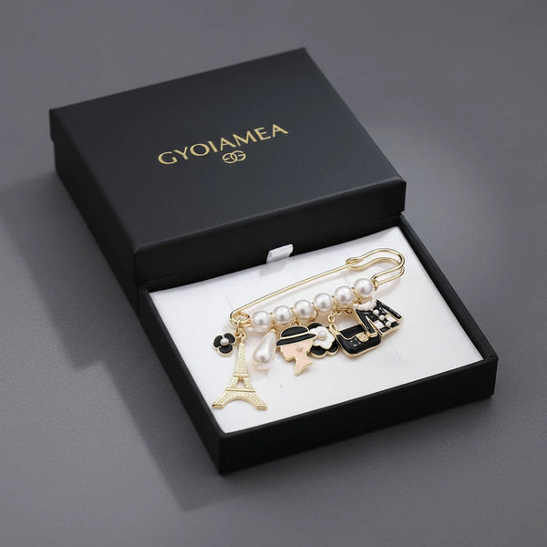 Spilla da Donna Elegante con Perle e Charms Parigi — Spilla Fashion Dorata