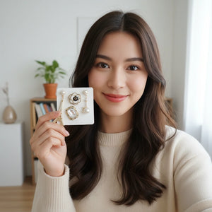 Set Spilla Donna Vintage Chic con Perle, Cristallo e Charms Torre Eiffel — Spille Dorate Fashion