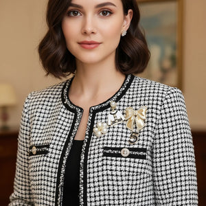 Set Spille Donna Eleganti con Fiocco Perle e Charm Giacchina — Spille Dorate Vintage Chic