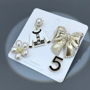 Set Spille Donna Eleganti con Fiocco Perle e Charm Giacchina — Spille Dorate Vintage Chic