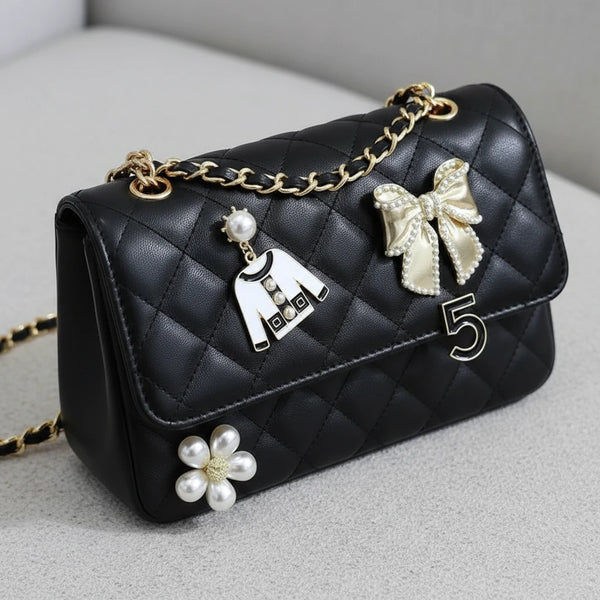 Set Spille Donna Eleganti con Fiocco Perle e Charm Giacchina — Spille Dorate Vintage Chic