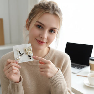 Set Spille Donna Eleganti con Fiocco Perle e Charm Giacchina — Spille Dorate Vintage Chic