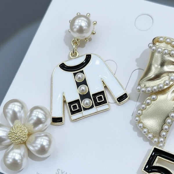 Set Spille Donna Eleganti con Fiocco Perle e Charm Giacchina — Spille Dorate Vintage Chic