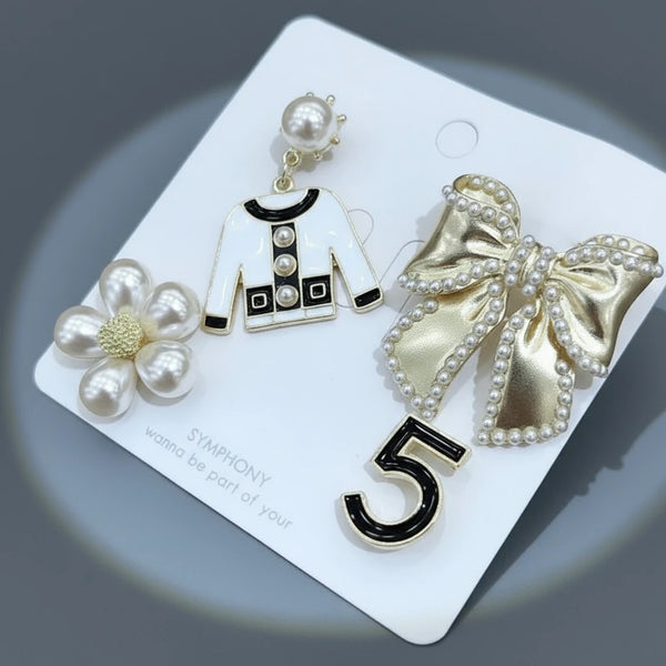 Set Spille Donna Eleganti con Fiocco Perle e Charm Giacchina — Spille Dorate Vintage Chic