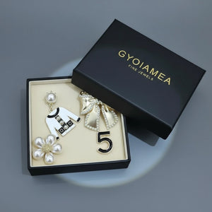 Set Spille Donna Eleganti con Fiocco Perle e Charm Giacchina — Spille Dorate Vintage Chic