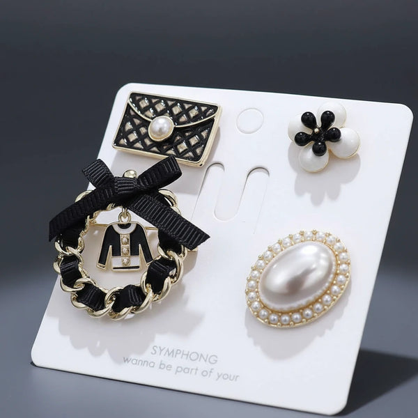 Set Spille Donna Vintage Chic con Perle, Fiocco e Charms Borsa — Spille Dorate Eleganti