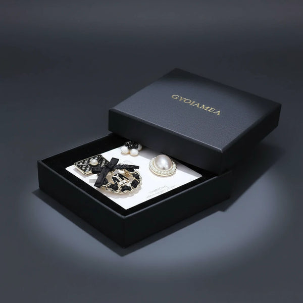 Set Spille Donna Vintage Chic con Perle, Fiocco e Charms Borsa — Spille Dorate Eleganti