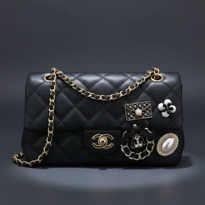 Set Spille Donna Vintage Chic con Perle, Fiocco e Charms Borsa — Spille Dorate Eleganti