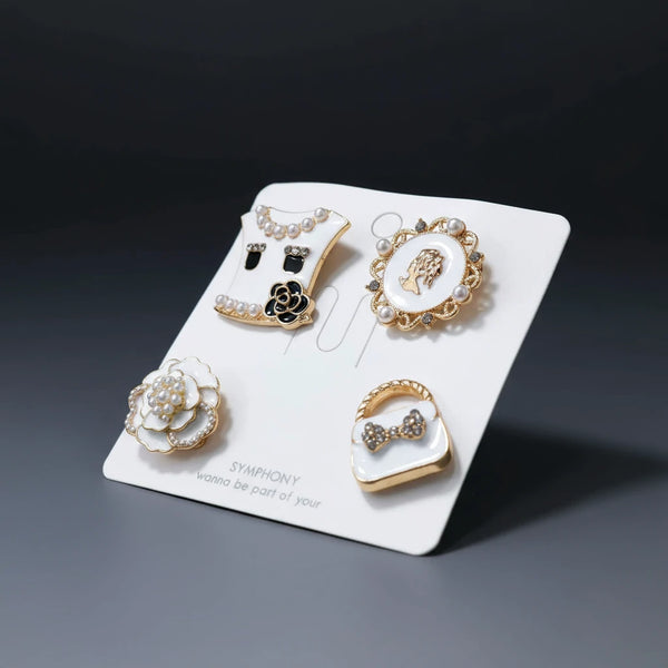 Set 4 Spille Donna Vintage Chic con Cammeo, Borsetta, Fiore e Perle — Spille Dorate Eleganti