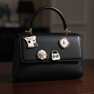 Set 4 Spille Donna Vintage Chic con Cammeo, Borsetta, Fiore e Perle — Spille Dorate Eleganti